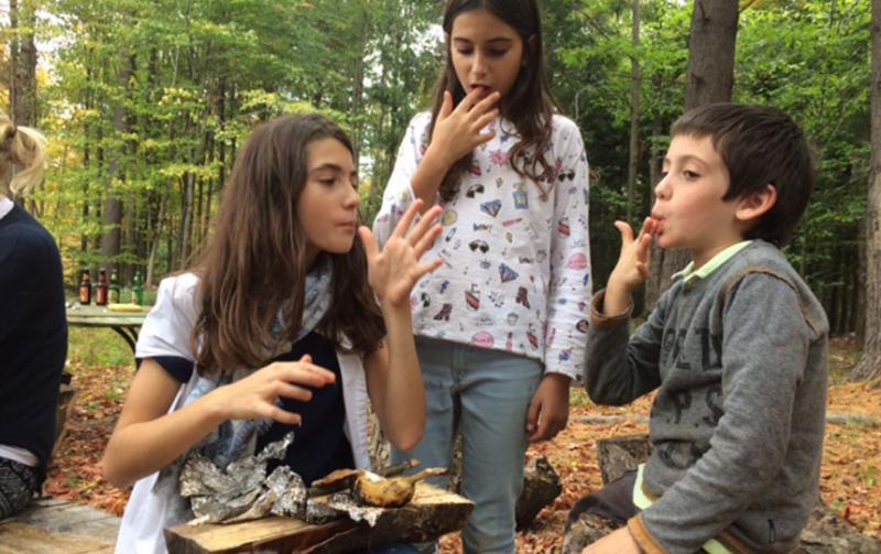 Imagen de tres niños hablando entre si